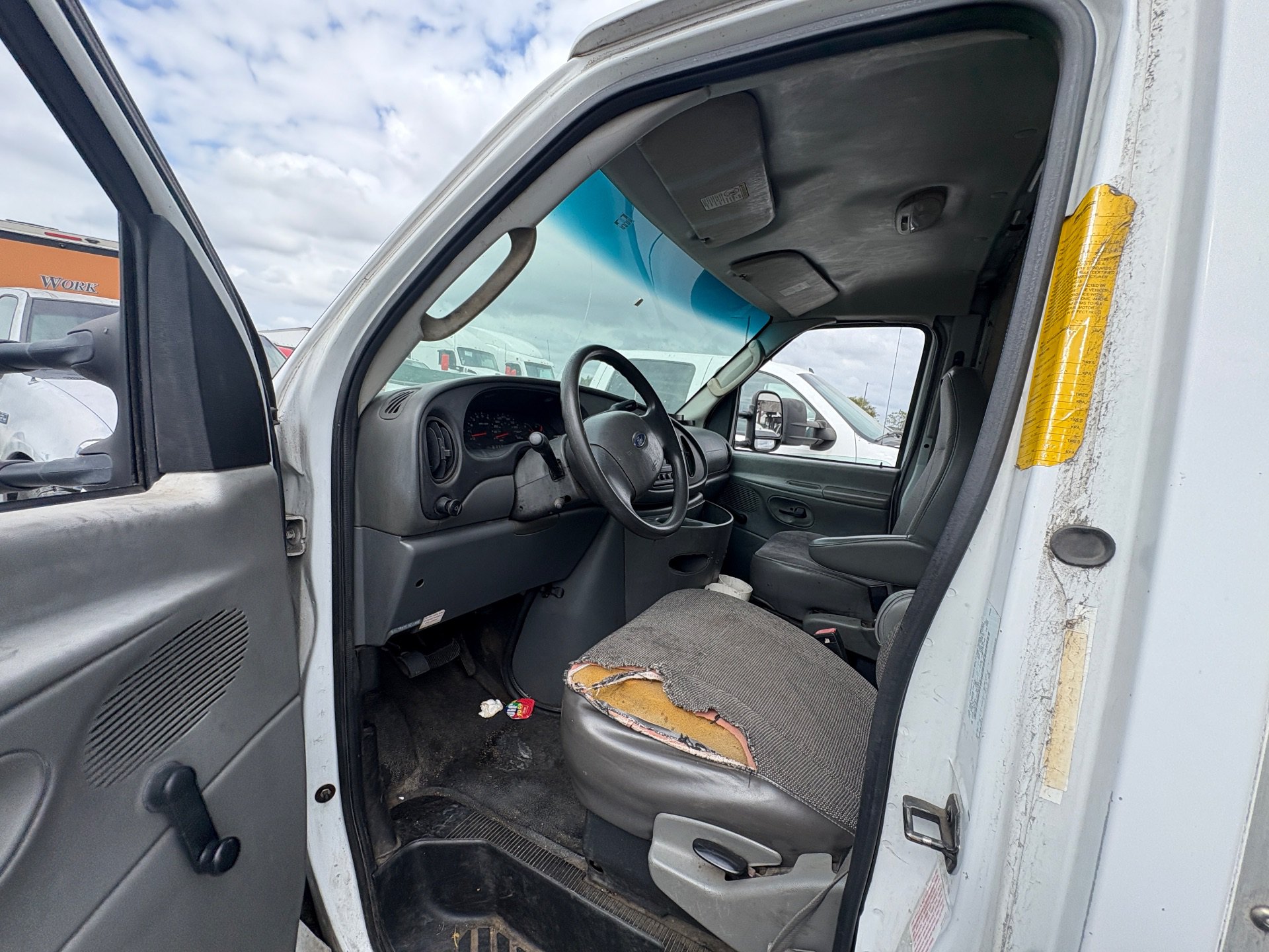 2004 FORD E350 — thumbnail 3