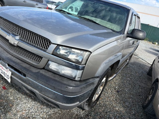 Vehicle: 2003 CHEVY AVALANCHE (Lot 31)